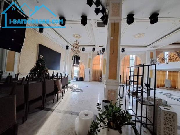Bán tòa văn phòng kinh doanh cho thuê 255m 7T MT11m giá 55 tỷ, dòng tiền 150tr/tháng - 2