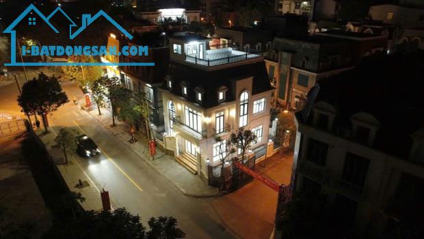 BIỆT THỰ SA ĐÔI - 3 MẶT TIỀN RẤT THOÁNG SÁNG - OTO CHẠY VÒNG QUANH - THÔNG 4 PHÍA, KD, MT - 4