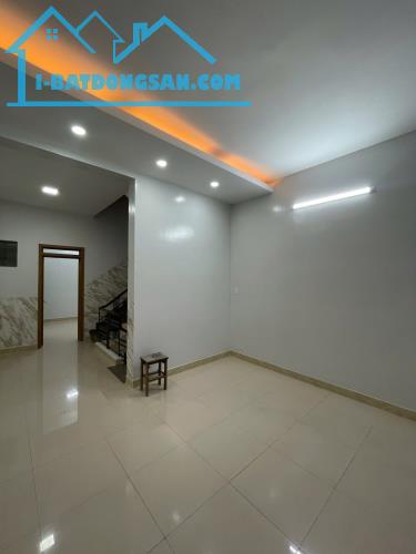 Bán nhà 1 Trệt 2 Lầu Dĩ An,đường xe hơi thông, gần Giáo xứ An Bình - 2