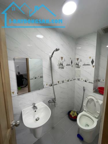 Bán nhà 1 Trệt 2 Lầu Dĩ An,đường xe hơi thông, gần Giáo xứ An Bình - 4