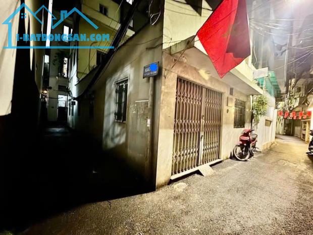 Lô góc 3 mặt tiền 10m ra ô tô tránh Hoàng Cầu 3 tầng 80m2 MT 6m xây nhà ở, căn hộ cho thuê