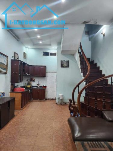 Cho thuê nhà ngõ Tôn Thất Tùng 15m ra Phố 4 tầng x 40m2, 4 ngủ, 15 Triệu/th