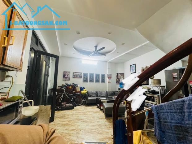 Trung tâm Đống Đa 33m2 x mặt tiền to 6M - Cách mặt phố 20M. - 1