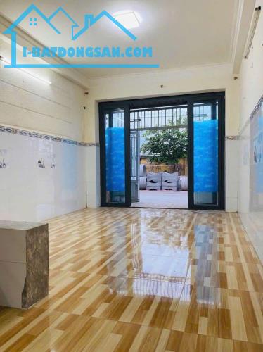 Nhà Mặt tiền đường Nguyễn Thị Hương  -  Diện tích: 3,5m x 8,5m - Giá: 2 Tỷ 690