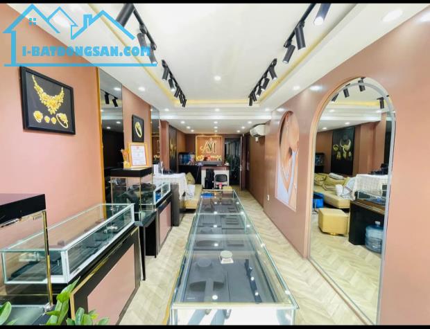 Mặt tiền VIP Nguyễn Đình Chiểu, P.1, Q.3, 80m2, năm tầng thang máy, giảm còn 27 tỷ.