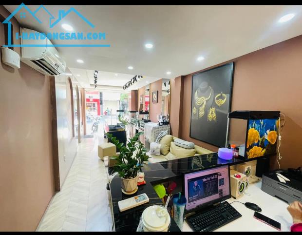 Mặt tiền VIP Nguyễn Đình Chiểu, P.1, Q.3, 80m2, năm tầng thang máy, giảm còn 27 tỷ. - 1
