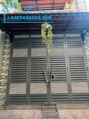 Cho thuê nhà mới 2 tầng (4x16m) 3PN hẻm C1 Phạm Hùng P5Q8