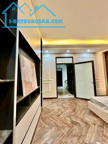 PHỐ VIP NGUYỄN VĂN CỪ 132m2 x 5T GARA ÔTÔ THANG MÁY FULL NỘI THẤT. 21TỶ - 1