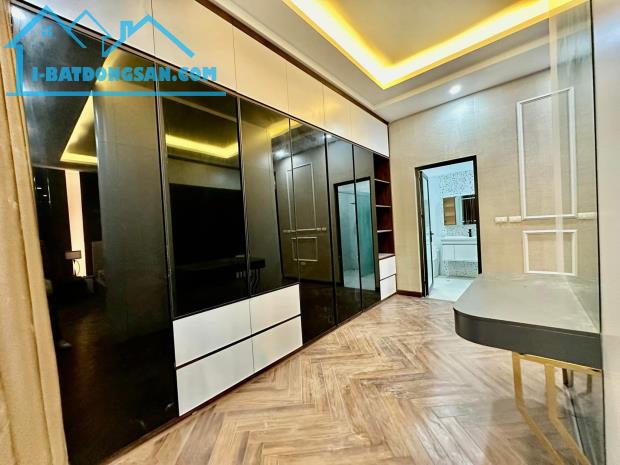 PHỐ VIP NGUYỄN VĂN CỪ 132m2 x 5T GARA ÔTÔ THANG MÁY FULL NỘI THẤT. 21TỶ - 2