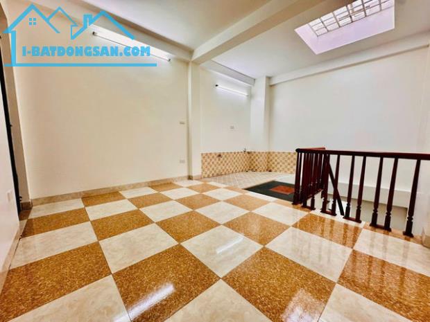 NHÀ ĐẸP Ở NGAY - LÔ GÓC - KHU DÂN TRÍ CAO - Ô TÔ ĐỖ CỔNG - TƯƠNG LAI RỘNG MỞ