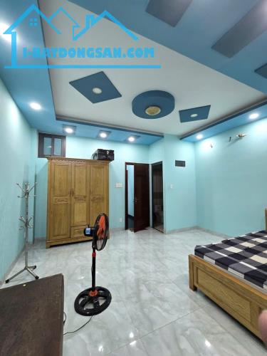 Mặt TIỀN SIÊU ĐỈNH, Q9, Ngang 5m, Đường 30m, DT 111m2, 4 tầng kiêng cố, giá chỉ 8ty hơn.