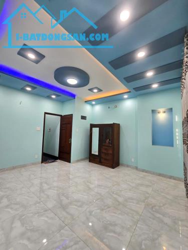 Mặt TIỀN SIÊU ĐỈNH, Q9, Ngang 5m, Đường 30m, DT 111m2, 4 tầng kiêng cố, giá chỉ 8ty hơn. - 1