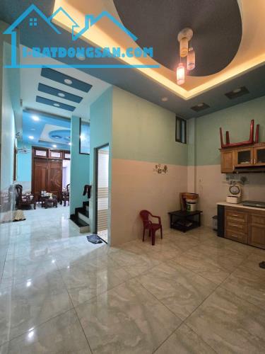 Mặt TIỀN SIÊU ĐỈNH, Q9, Ngang 5m, Đường 30m, DT 111m2, 4 tầng kiêng cố, giá chỉ 8ty hơn. - 4