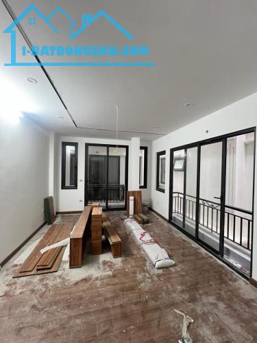 BÁN NHÀ TRUNG KÍNH - 35M², 5 TẦNG, LÔ GÓC 2 MẶT THOÁNG - TRUNG TÂM CẦU GIẤY - GIÁ TỐT - 3