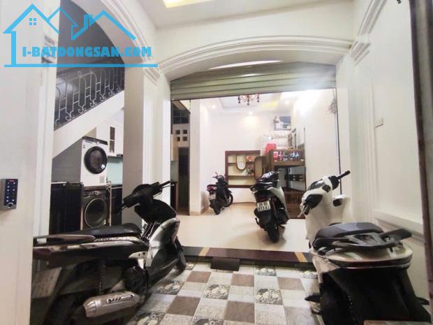 NHÀ DÂN XÂY CỰC KIÊN CỐ -  HIẾM TRUNG TÂM QUẬN ĐỐNG ĐA - CÁCH PHỐ 50M - Ở NGAY