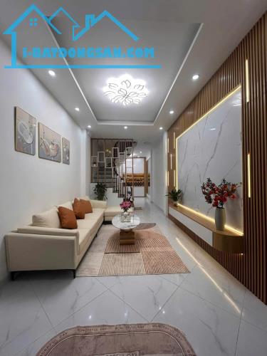 NGUYÊN HỒNG - LÔ GÓC - Ô TÔ ĐỖ CỬA - GẦN PHỐ 20M - HIẾM CÓ - KINH DOANH ĐỈNH - Ở SƯỚNG