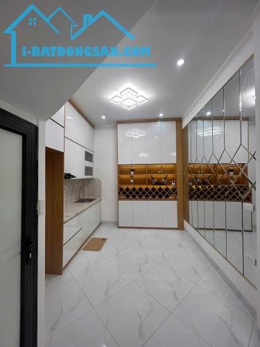 NGUYÊN HỒNG - LÔ GÓC - Ô TÔ ĐỖ CỬA - GẦN PHỐ 20M - HIẾM CÓ - KINH DOANH ĐỈNH - Ở SƯỚNG - 1