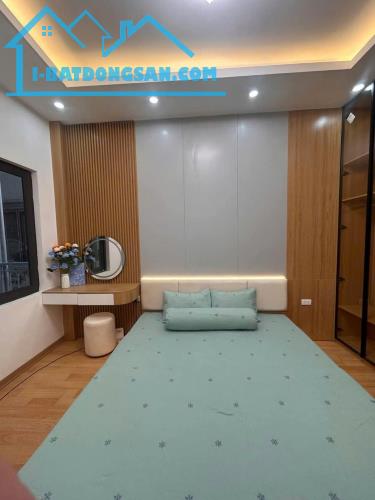 NGUYÊN HỒNG - LÔ GÓC - Ô TÔ ĐỖ CỬA - GẦN PHỐ 20M - HIẾM CÓ - KINH DOANH ĐỈNH - Ở SƯỚNG - 2