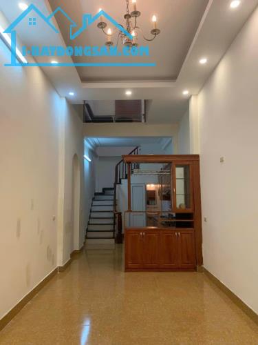 Cho thuê nhà nguyên căn ngõ 175 Định Công, 45m2, 3.5 tầng, 3 ngủ, 9tr5 vào ngay