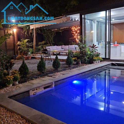 VILLA NGHỈ DƯỠNG SÂN VƯỜN HỒ BƠI, MT HẺM 8M - 2 TẦNG KIÊN CỐ, HƠN 700M2, NGANG 18M, CHỈ 57
