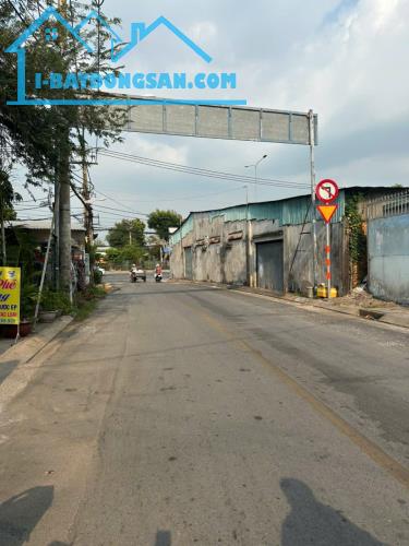 Ngộp Bank gấp bán nhà xưởng QL22, 175m2, ngang 10,8m , Đường xe Container chạy quanh.