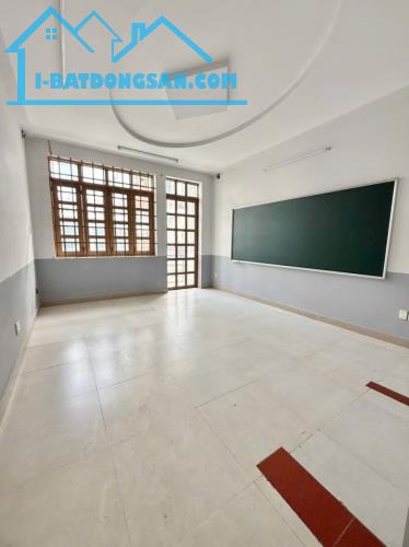 HXH ÂU DƯƠNG LÂN P3 Q8 - GIÁP QUẬN 1 - 4,2X23M - NỞ HẬU - NHÀ 3 TẦNG KIÊN CỐ - 11.4 TỶ - 3