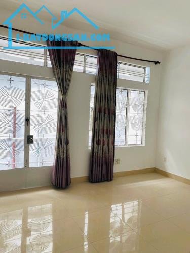 NGAY NGÃ TƯ BẢY HIỀN - 44M2 ( 4,2 X 11 ) - 2 TẦNG - 2PN - HẺM XE HƠI - HOÀN CÔNG ĐẦY ĐỦ -