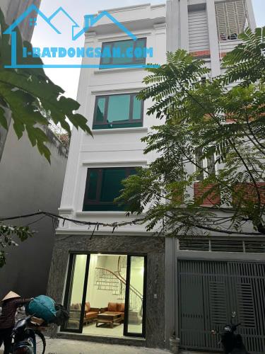 Bán nhà phố Trạm, diện tích 42m2, 5 phòng ngủ, gần phố, giá 7.35 tỷ