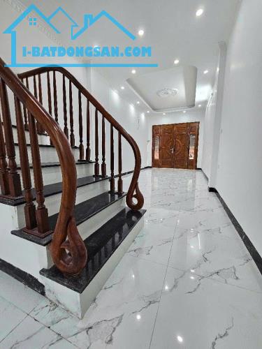 SIÊU RẺ- NHỈNH 8 TỶ - BÁN NHÀ DÂN XÂY- NGUYỄN VĂN CỪ 55M-NGÕ THÔNG-Ô TÔ-KINH DOANH - 2