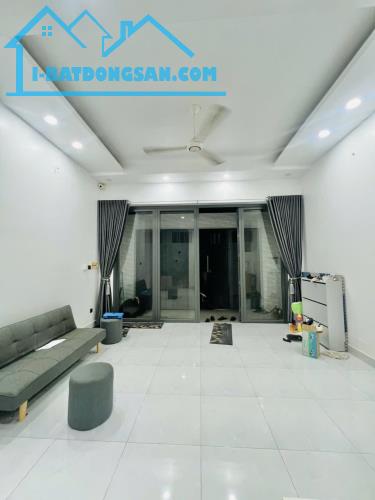 Nhà rộng - mới - hẻm ô tô tránh, đối diện Celadon, 4.9 tỷ