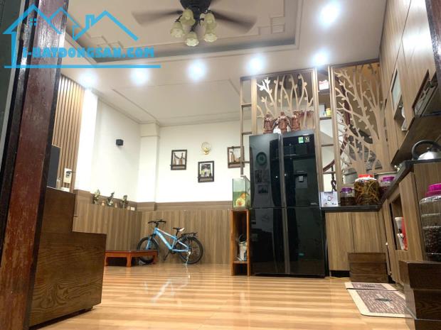 Bán nhà ngõ 79 Cầu Giấy 5T mới đẹp 32m2 MT 4.6m 6.6 tỷ gần ô tô LH 0913978689