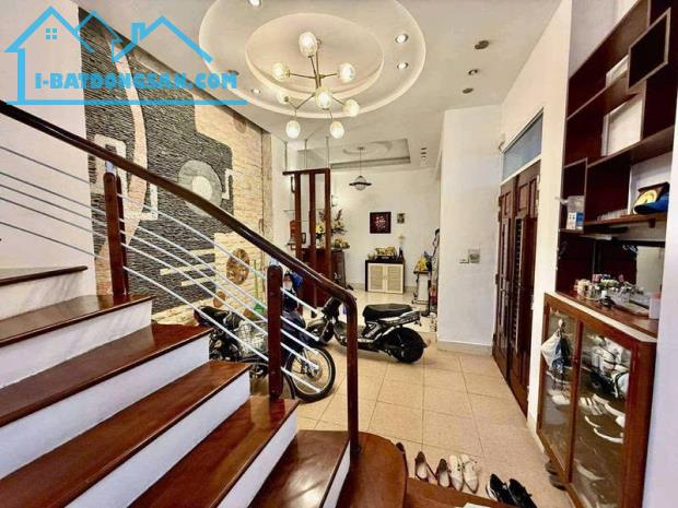 ĐỘI CẤN - NHÀ ĐẸP TỰ XÂY - CÁCH PHỐ 15M - THOÁNG SÁNG - NỘI THẤT SỊN XÒ - MẶT TIỀN RỘNG - 3