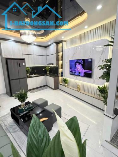 NHỈNH 5 TỶ - SIÊU PHẨM ĐỘI CẤN - BA ĐÌNH - GẦN Ô TÔ - GẦN HỒ - NGÕ THÔNG - 37M*5T - FULL - 2