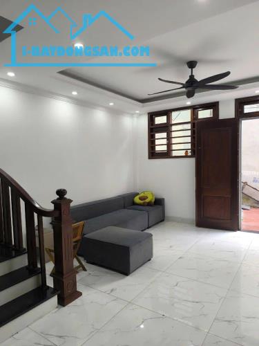 Bán nhà ngõ 564 nguyễn văn cừ, 36m 5 tầng, mt 5m. 6,45 tỷ có TL