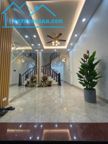 BÁN NHÀ PHỐ 8/3  MẶT NGÕ - 1 NHÀ RA PHỐ - Ô TÔ ĐỖ CỬA/VÀO NHÀ - KINH DOANH   40/45 m-10,9