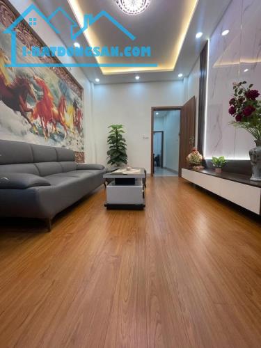 BÁN NHÀ PHỐ 8/3  MẶT NGÕ - 1 NHÀ RA PHỐ - Ô TÔ ĐỖ CỬA/VÀO NHÀ - KINH DOANH   40/45 m-10,9 - 1