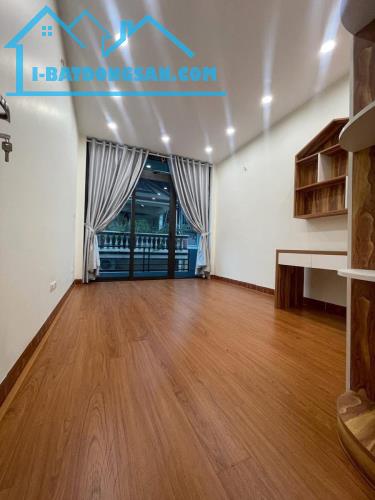 BÁN NHÀ PHỐ 8/3  MẶT NGÕ - 1 NHÀ RA PHỐ - Ô TÔ ĐỖ CỬA/VÀO NHÀ - KINH DOANH   40/45 m-10,9 - 2