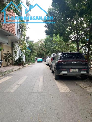 Nhà Hoàng Văn Thái  30m, mặt tiền 5m, giá 5tỷ2.
