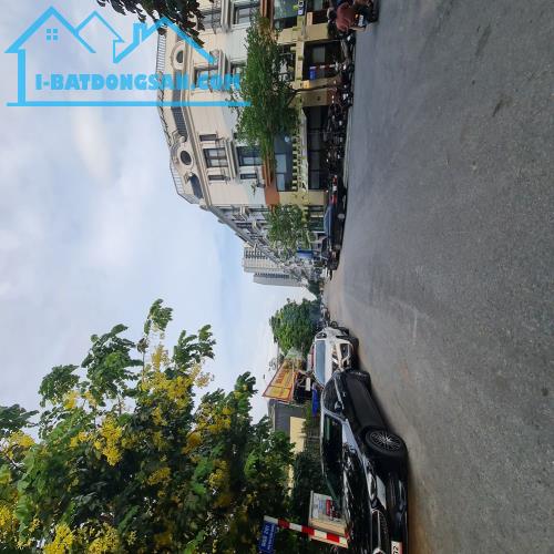 Siêu Gấp Gáp. Biệt thự sân vườn 2 tầng 200m2m đường 18m trung tâm Gia Lâm chỉ 2x nhỏ. Lh - 2