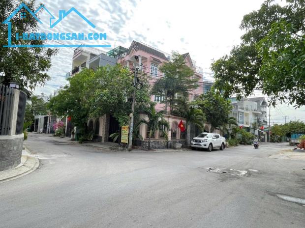 Bán nhà 2 tầng, hẻm xe hơi, 2 mặt tiền thông thoáng, 60m2 , 4.x tỉ - 4
