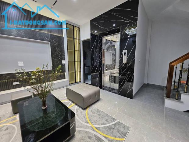 BÁN GẤP Nhà Phố Ngọc Lâm, Long Biên 35m2 7T Thang Máy, Ô Tô Đỗ Cổng Nhỉnh 8 Tỷ