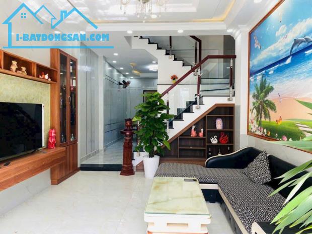 Bán gấp nhà Q3, 60m2 Lê Văn Sỹ giá 3 tỷ 288, hẻm thông, không lộ giới, SHR