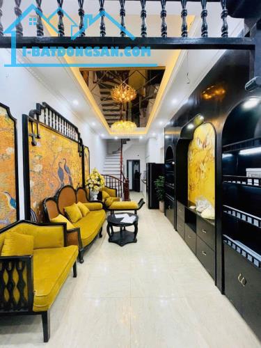 QUẬN HOÀNG MAI-  GẦN PHỐ-  Ô TÔ ĐỖ CỬA-  TẶNG FULL NỘI THẤT-  43m2 GIÁ NHỈNH  9 TỶ ĐỒNG