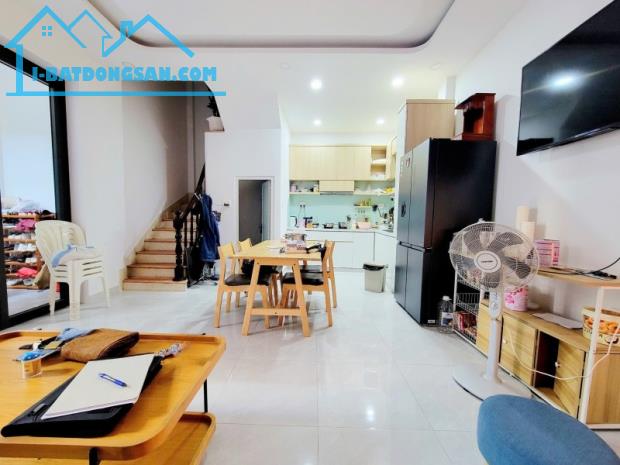 SÁT HẺM XE HƠI Nguyễn Thị Huỳnh Phường 11 Phú Nhuận - 40M2 (6X6.5) - 4 TẦNG - GIÁ CHỈ 6.7 - 4