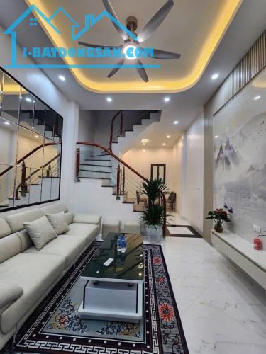 Bán nhà Vĩnh Phúc, Ba Đình, dt 40m, ngõ rộng, gần phố, 20m ra đường ô tô tránh. Giá 7 tỷ - 3