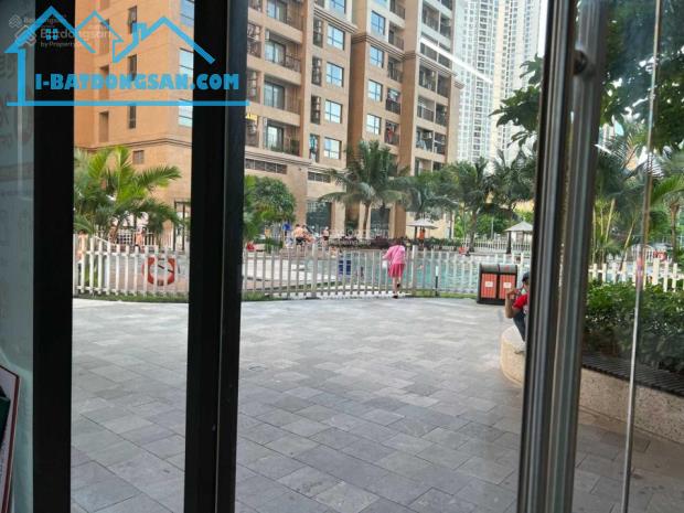 Bán gấp shophouse chân đế tòa D