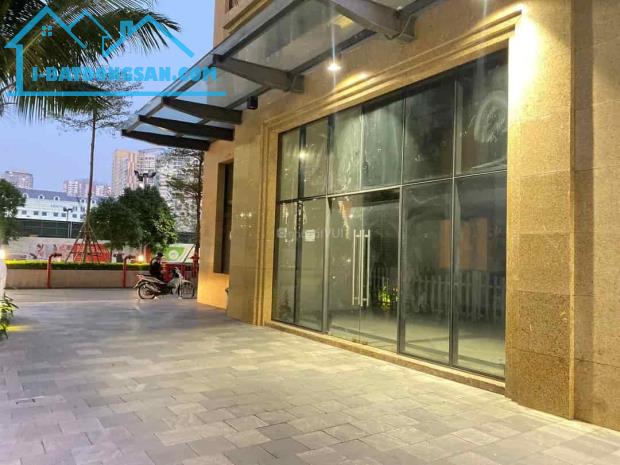 Bán gấp shophouse chân đế tòa D