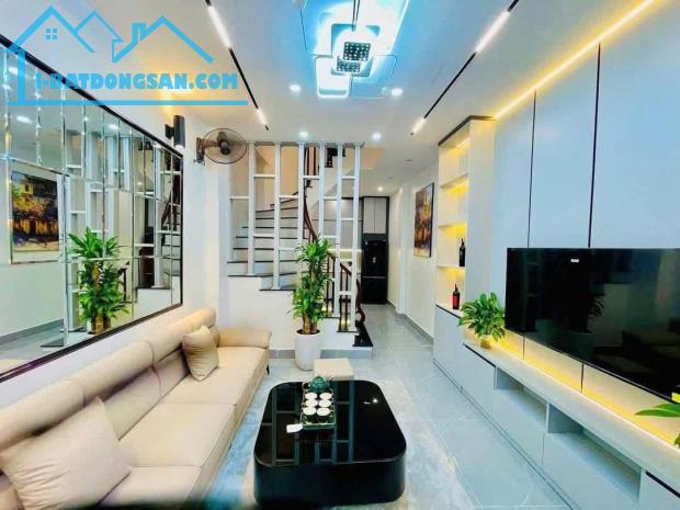 NHÀ ĐẸP Ở NGAY - LĨNH NAM - BA BƯỚC RA PHỐ - 5 TẦNG - MỚI COONG –5 TỶ