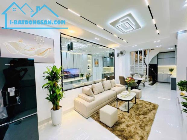 CẦN BÁN GẤP NHÀ TÔN ĐỨC THẮNG ĐỐNG ĐA 40m2, 4 TẦNG MẶT TIỀN 3,5m GIÁ  6.75 TỶ