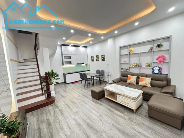 CHỦ CHUYỂN CÔNG TÁC GỬI BÁN NHÀ TRUNG TÂM CẦU GIẤY.TẶNG FULL NỘI THẤT.GIÁ 7.3 TỶ